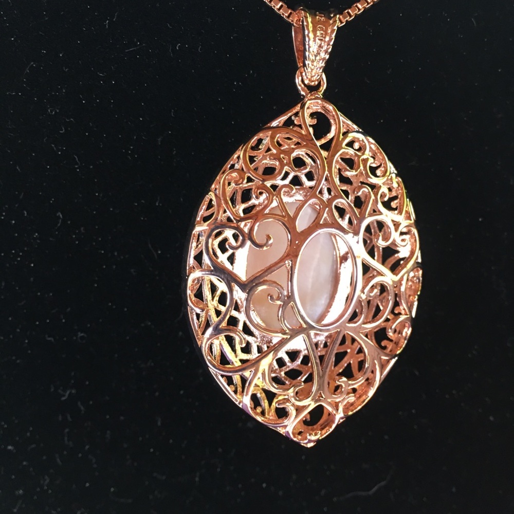 Mother of Pearl Necklace in Rose Gold Tone - Picture 2 of 10